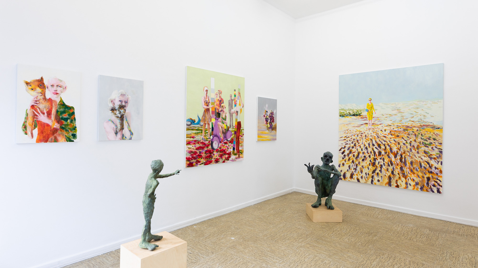 Füchsin, Handpuppe, Probefahrt, Blumen im Glas, Frau im Sand, Öl auf Leinwand,
der Eiferer, Bronze, 2018 und Fabulist, Bronze, 2018