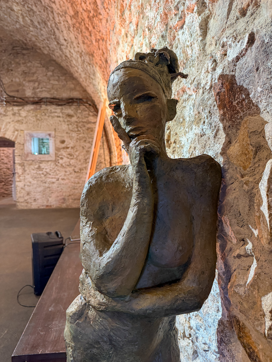 Tjark Ihmels Malerei und Skulpturenl Lehnende, Bronze